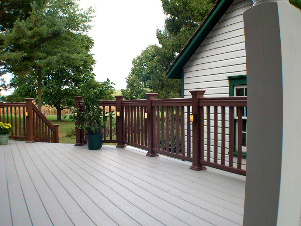 Example of a mid-sized classic backyard deck design in Philadelphia