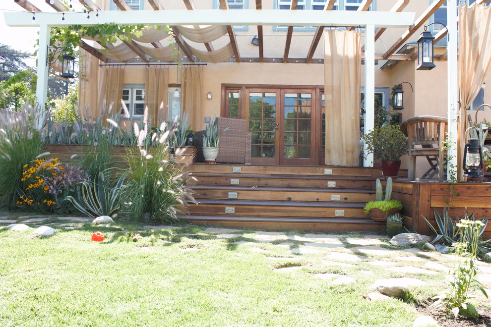 Источник вдохновения для домашнего уюта: терраса среднего размера на заднем дворе в классическом стиле с растениями в контейнерах и козырьком
