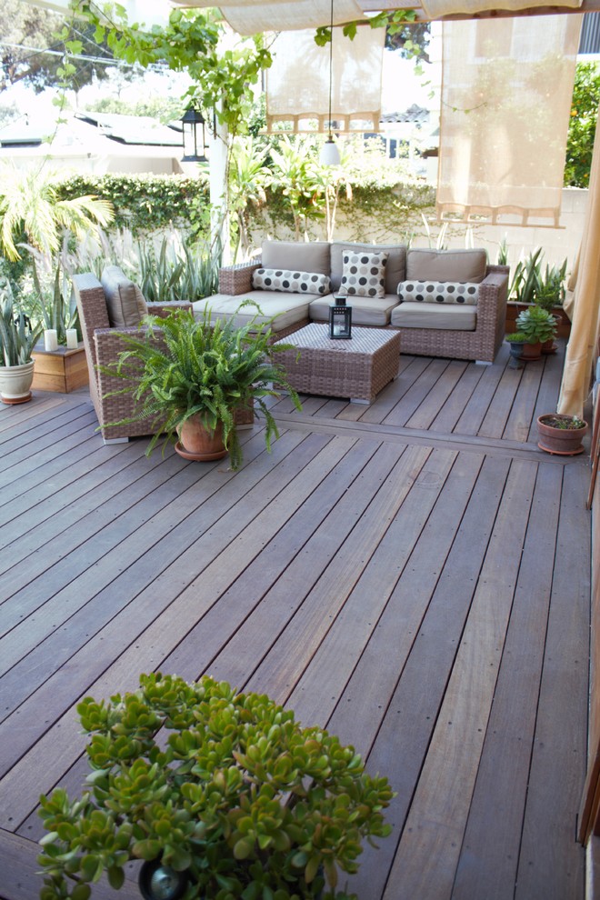 Foto de terraza tradicional de tamaño medio en patio trasero con jardín de macetas y toldo