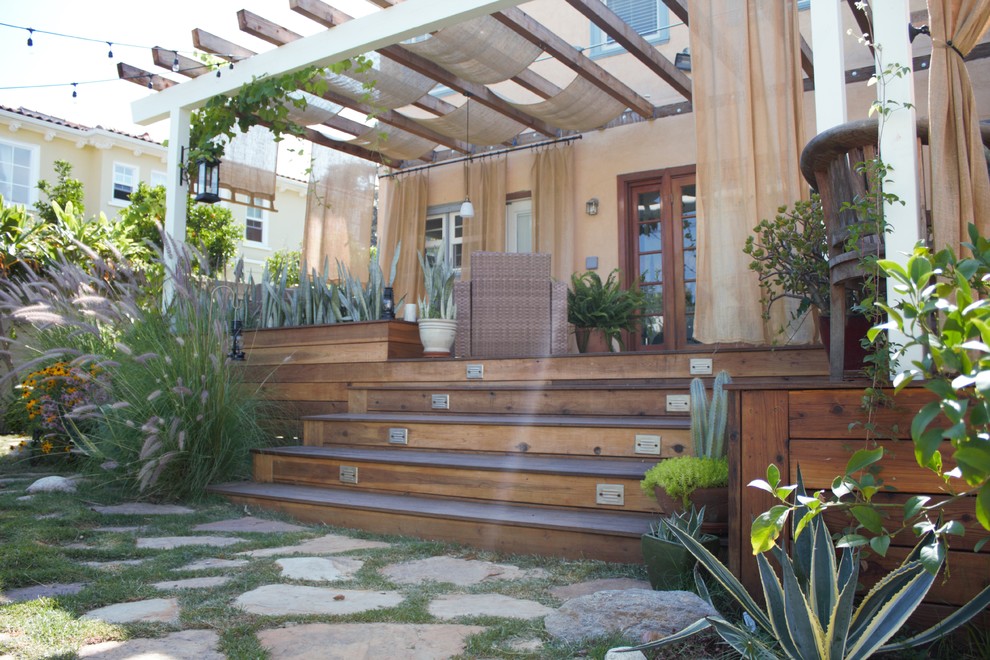 ロサンゼルスにある高級な中くらいなトラディショナルスタイルのおしゃれな裏庭のデッキ (コンテナガーデン、オーニング・日よけ) の写真