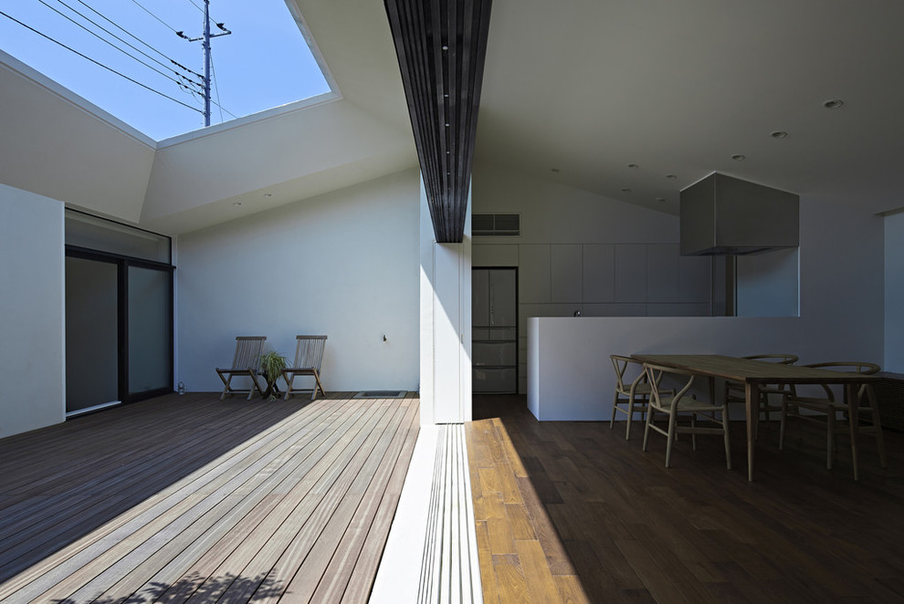 Deck - modern courtyard deck idea in Tokyo with a roof extension