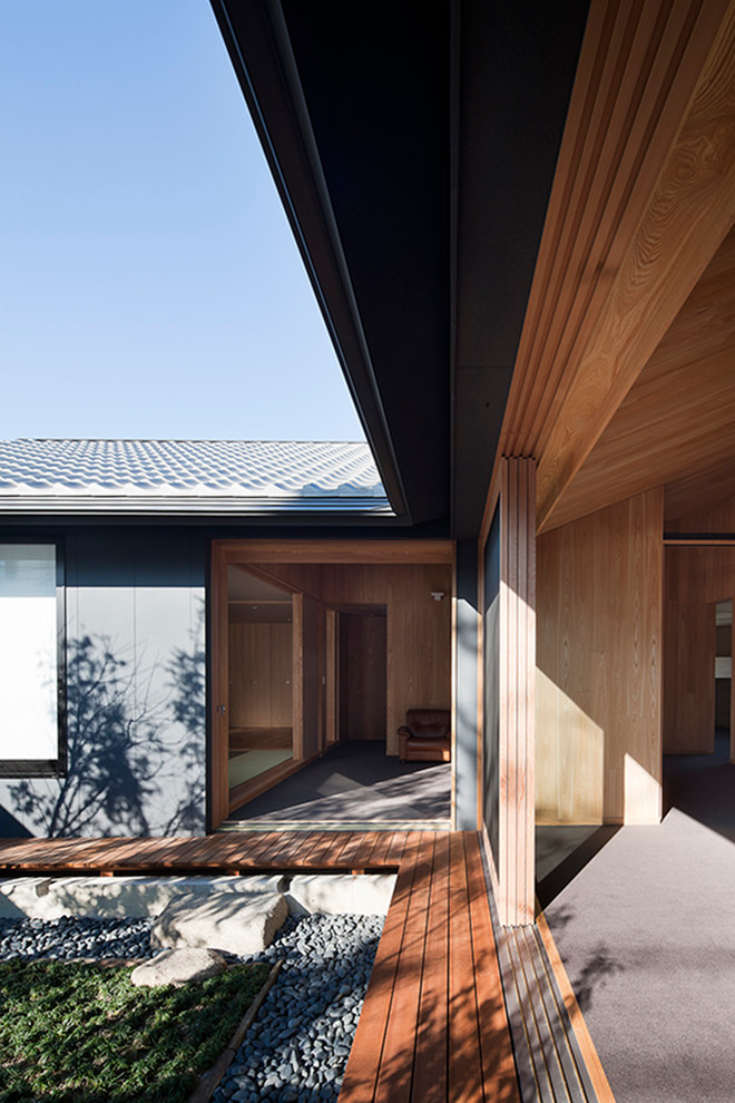 Unbedeckte Asiatische Terrasse im Innenhof mit Sonnenschutz in Tokio