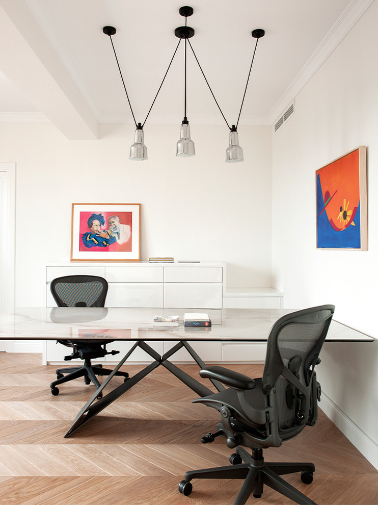 Immagine di un ufficio bohémian con pareti bianche, parquet chiaro, nessun camino, scrivania autoportante e pavimento beige