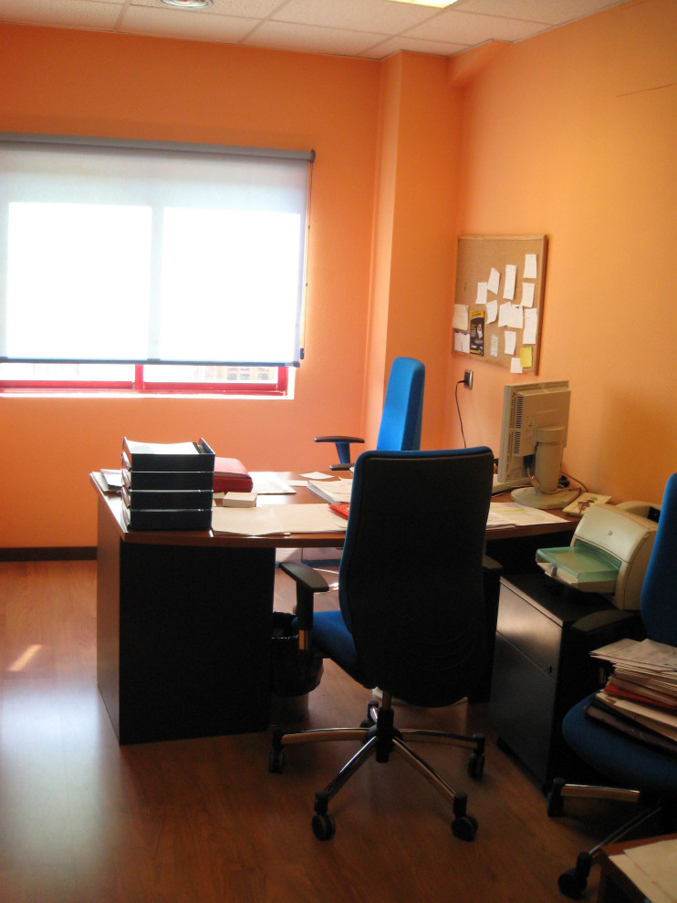 Свежая идея для дизайна: большое рабочее место в современном стиле с оранжевыми стенами, паркетным полом среднего тона, отдельно стоящим рабочим столом, коричневым полом и кессонным потолком - отличное фото интерьера