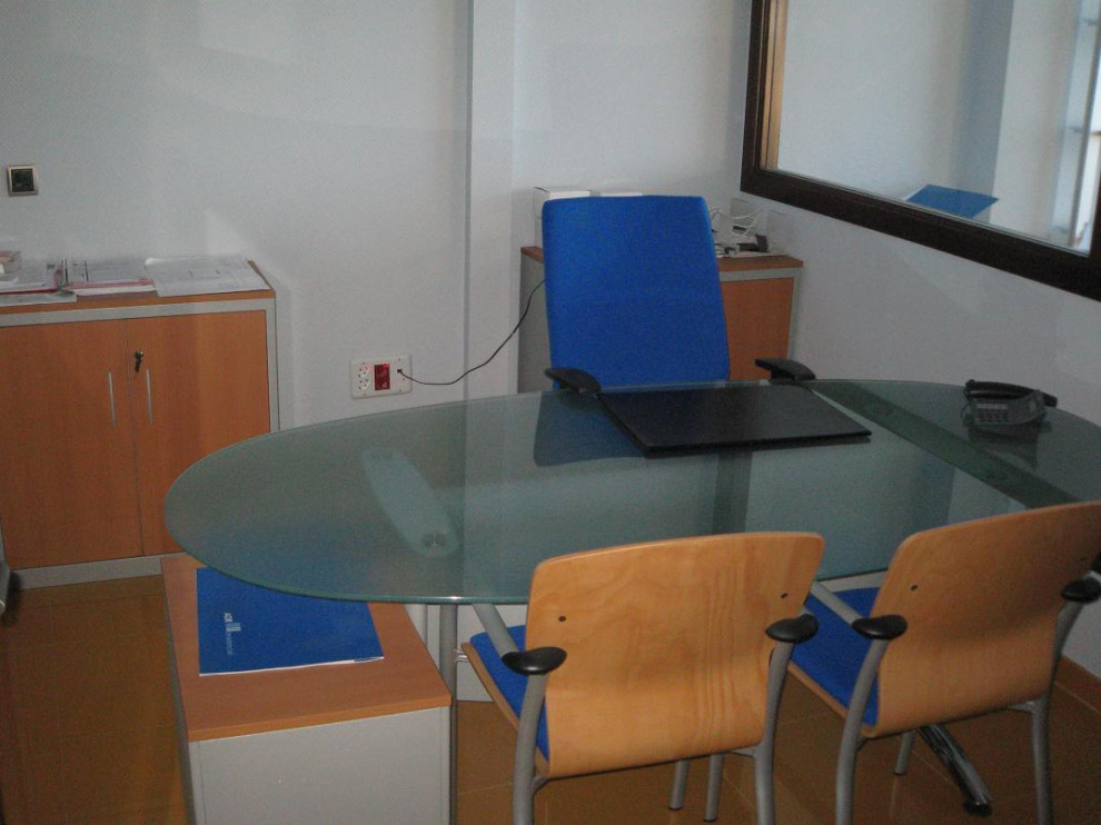 Großes Modernes Arbeitszimmer mit Arbeitsplatz, blauer Wandfarbe, Porzellan-Bodenfliesen, freistehendem Schreibtisch, orangem Boden und Kassettendecke in Madrid