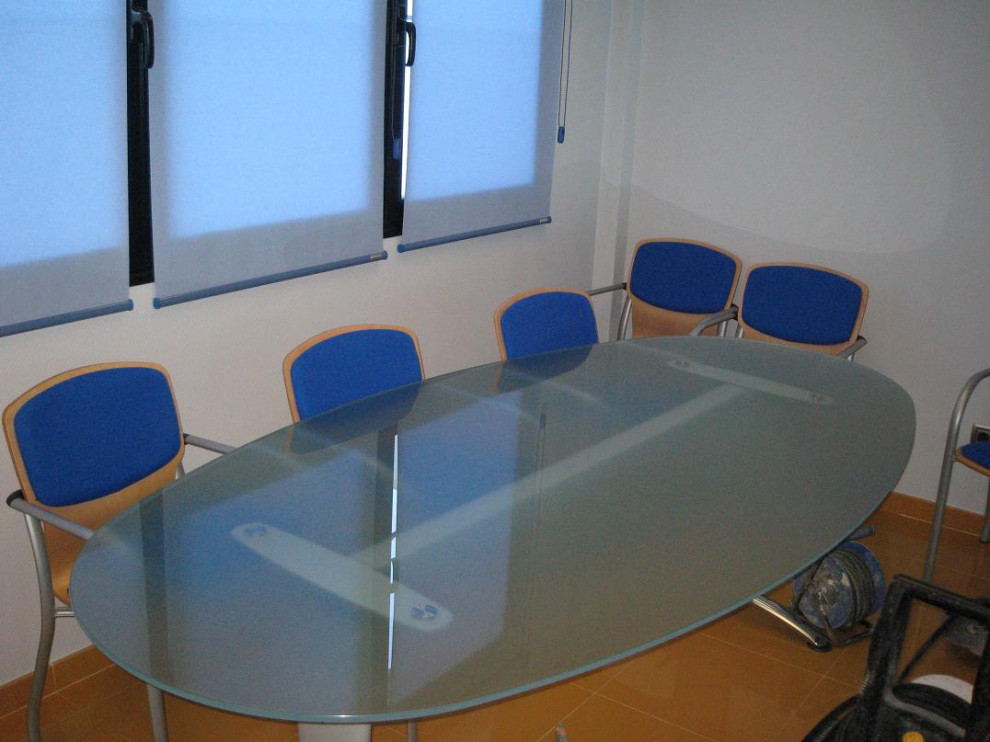 Foto de despacho actual grande con paredes azules, suelo de baldosas de porcelana, escritorio independiente, suelo naranja, casetón y papel pintado