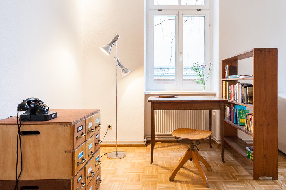 Foto de despacho tradicional renovado con paredes blancas, suelo de madera en tonos medios, escritorio independiente y suelo marrón