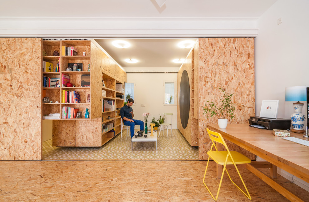 Mittelgroßes Modernes Arbeitszimmer ohne Kamin mit Arbeitsplatz, weißer Wandfarbe, freistehendem Schreibtisch und Korkboden in Madrid