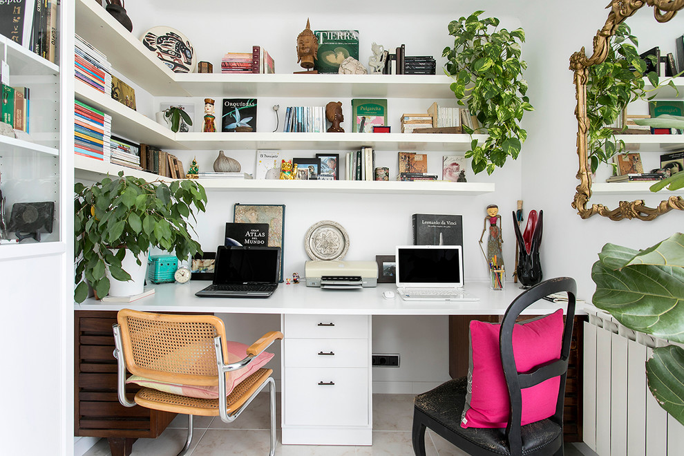 Diseño de despacho exótico de tamaño medio sin chimenea con paredes blancas y escritorio empotrado