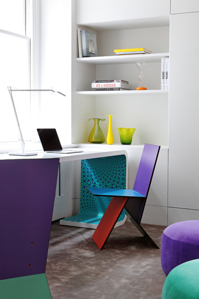 Modernes Arbeitszimmer mit weißer Wandfarbe, Teppichboden, freistehendem Schreibtisch und grauem Boden in Sonstige