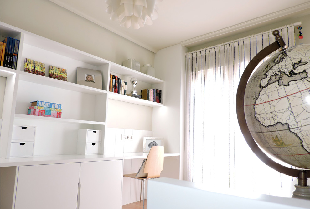Idéer för ett mellanstort minimalistiskt hemmastudio, med grå väggar, mellanmörkt trägolv och ett inbyggt skrivbord