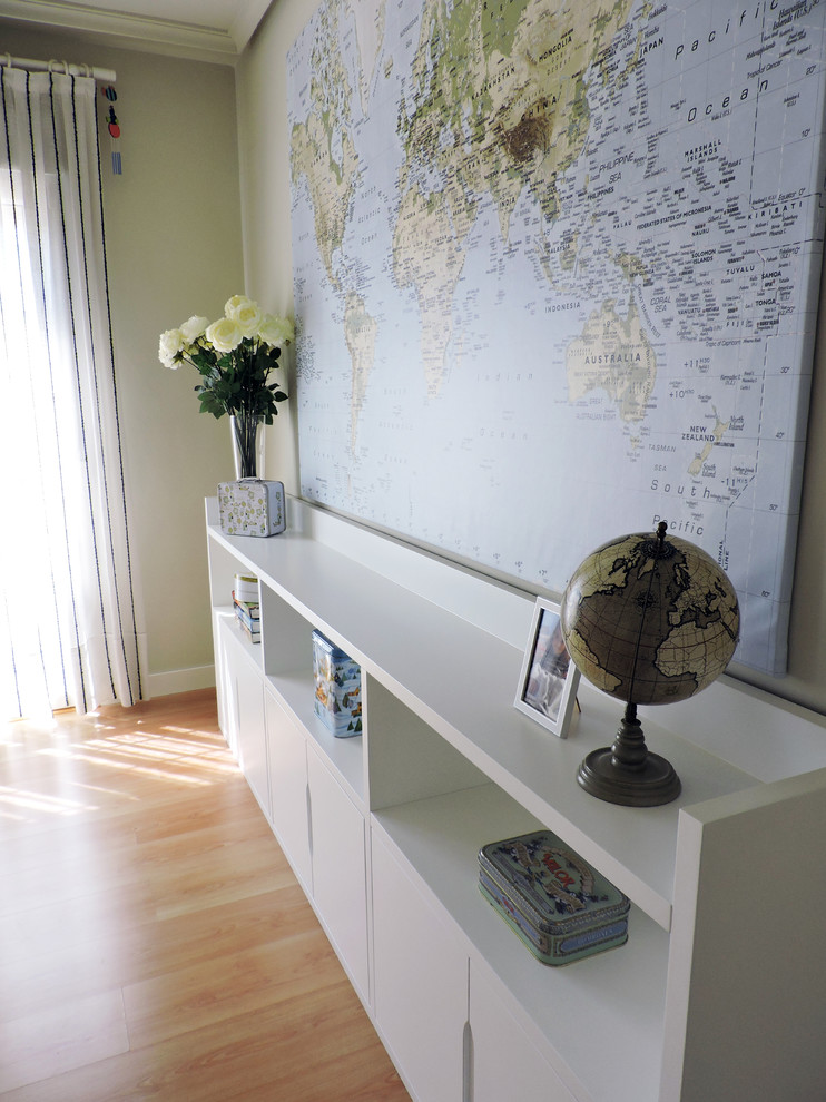 Bild på ett mellanstort minimalistiskt hemmastudio, med grå väggar, mellanmörkt trägolv och ett inbyggt skrivbord