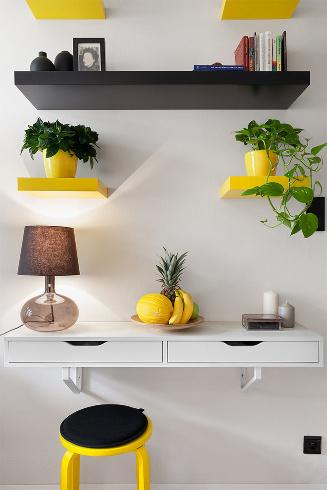 Idéer för små minimalistiska arbetsrum, med beige väggar och mellanmörkt trägolv