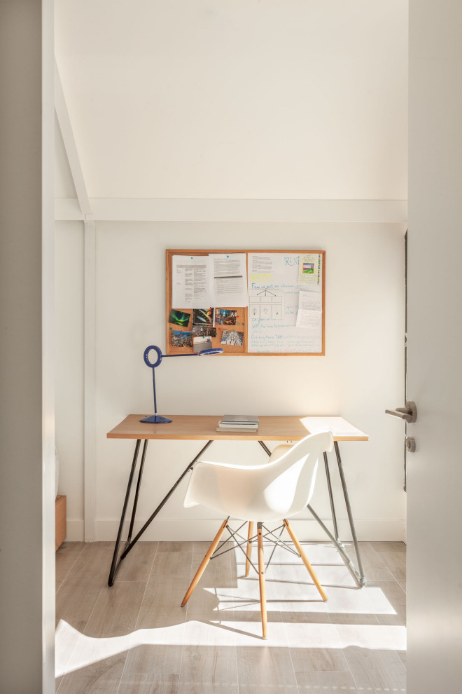 Свежая идея для дизайна: рабочее место в современном стиле с белыми стенами, светлым паркетным полом, отдельно стоящим рабочим столом и белым полом - отличное фото интерьера