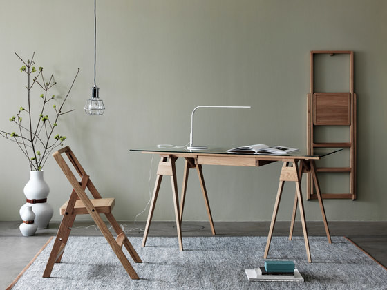 Пример оригинального дизайна: маленькое рабочее место в скандинавском стиле с зелеными стенами и отдельно стоящим рабочим столом без камина для на участке и в саду