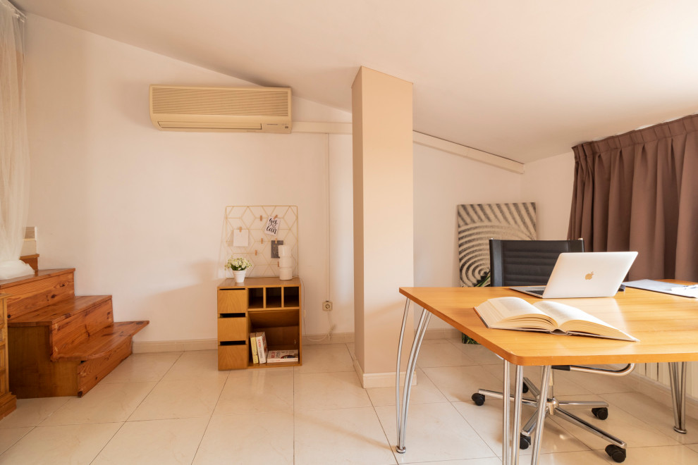 Immagine di un ufficio mediterraneo di medie dimensioni con pareti bianche, pavimento in gres porcellanato, scrivania autoportante e pavimento beige