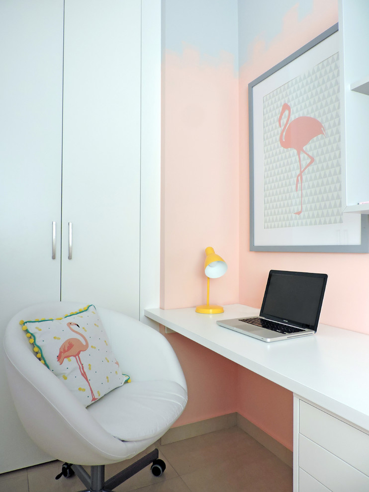 Réalisation d'un bureau design de taille moyenne et de type studio avec un sol en marbre, un bureau intégré, un sol beige et un mur rose.