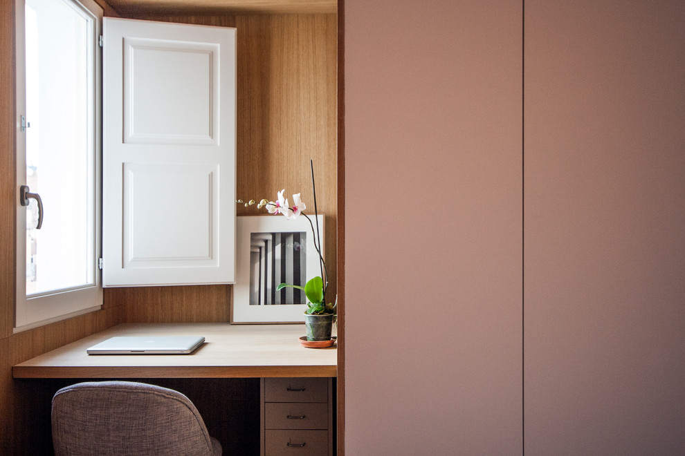 Imagen de despacho escandinavo pequeño con paredes marrones y escritorio empotrado