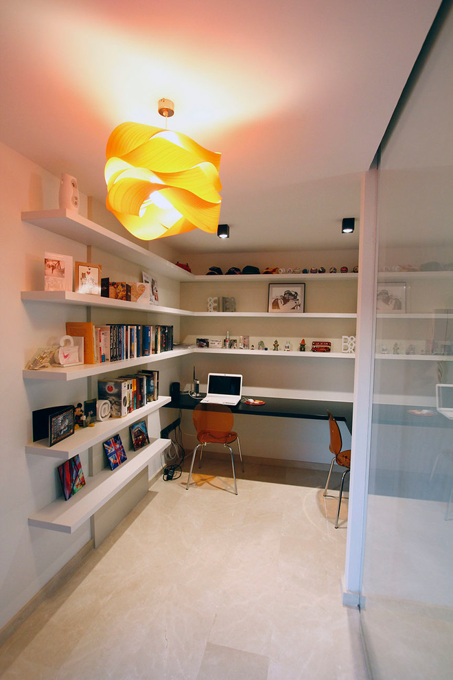 Idee per un piccolo studio contemporaneo con pareti bianche, pavimento con piastrelle in ceramica, scrivania incassata e pavimento beige