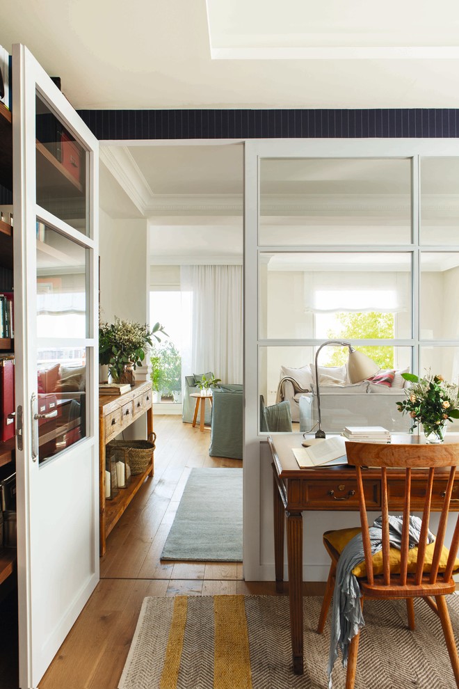 Ejemplo de despacho nórdico de tamaño medio sin chimenea con suelo de madera en tonos medios y escritorio independiente