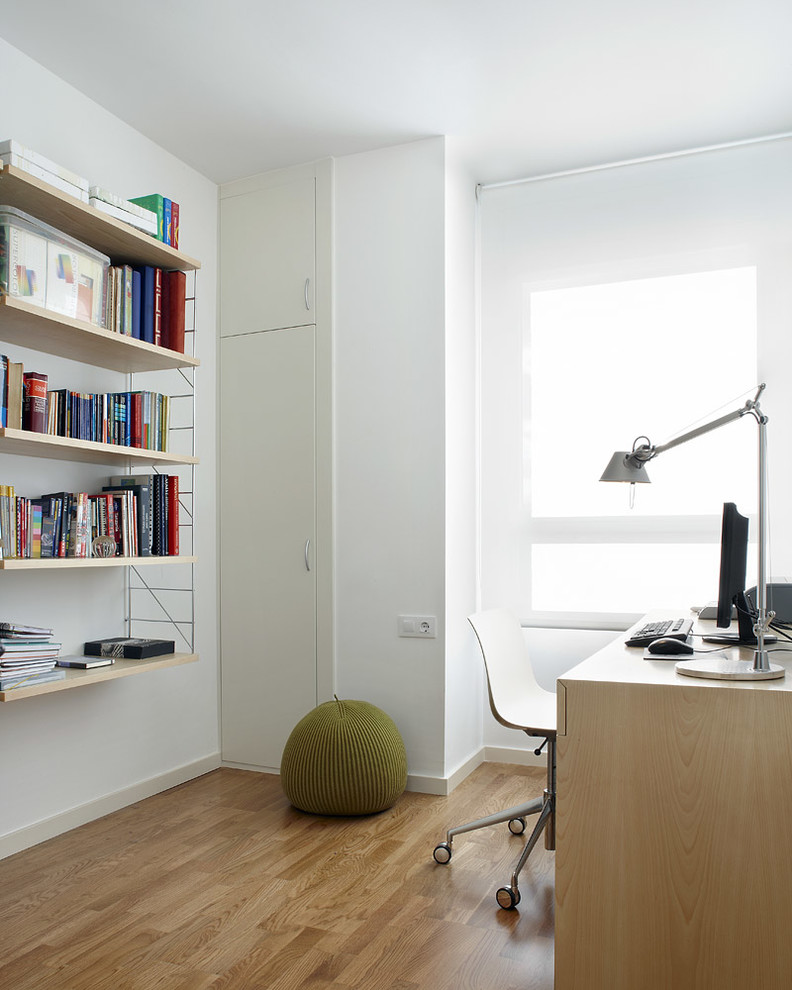Esempio di un ufficio nordico di medie dimensioni con pareti bianche, pavimento in legno massello medio, nessun camino, scrivania autoportante e pavimento marrone