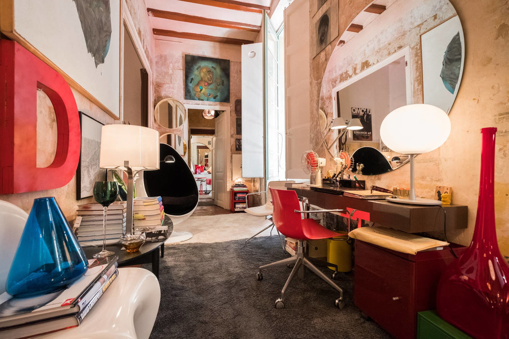 Immagine di uno studio eclettico con pareti beige, nessun camino e scrivania autoportante