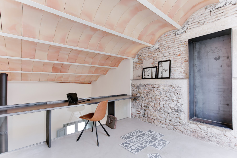 Mediterranes Arbeitszimmer mit Betonboden, Einbau-Schreibtisch und grauem Boden in Sonstige