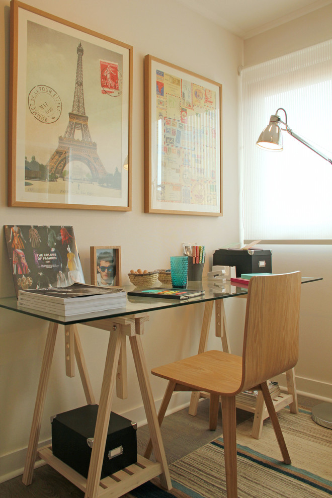 Exempel på ett modernt arbetsrum, med beige väggar, mörkt trägolv och ett fristående skrivbord