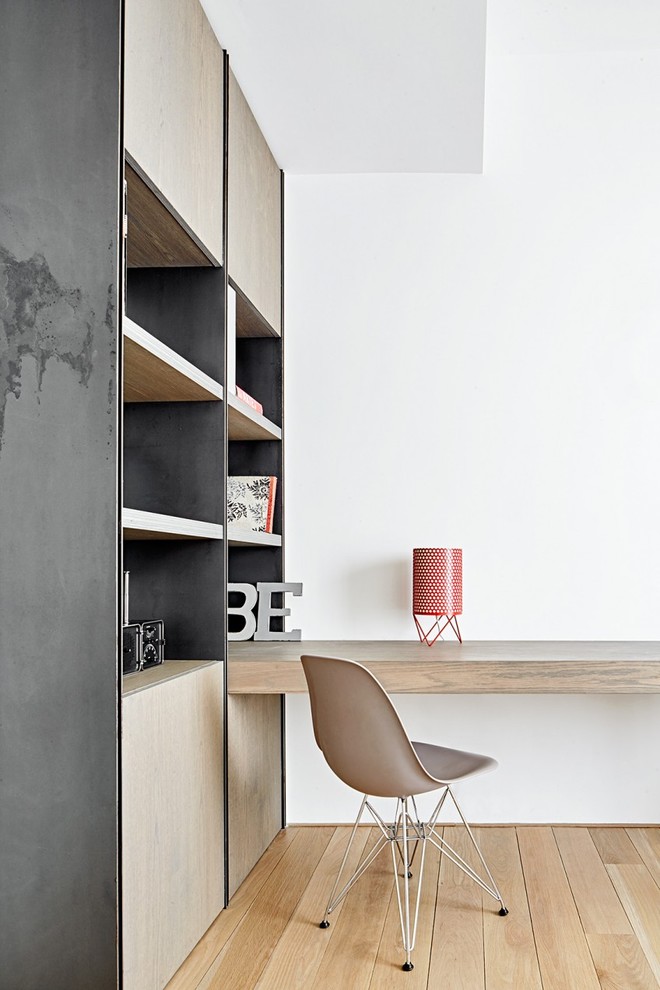 Imagen de despacho escandinavo de tamaño medio sin chimenea con paredes blancas, suelo de madera en tonos medios y escritorio empotrado