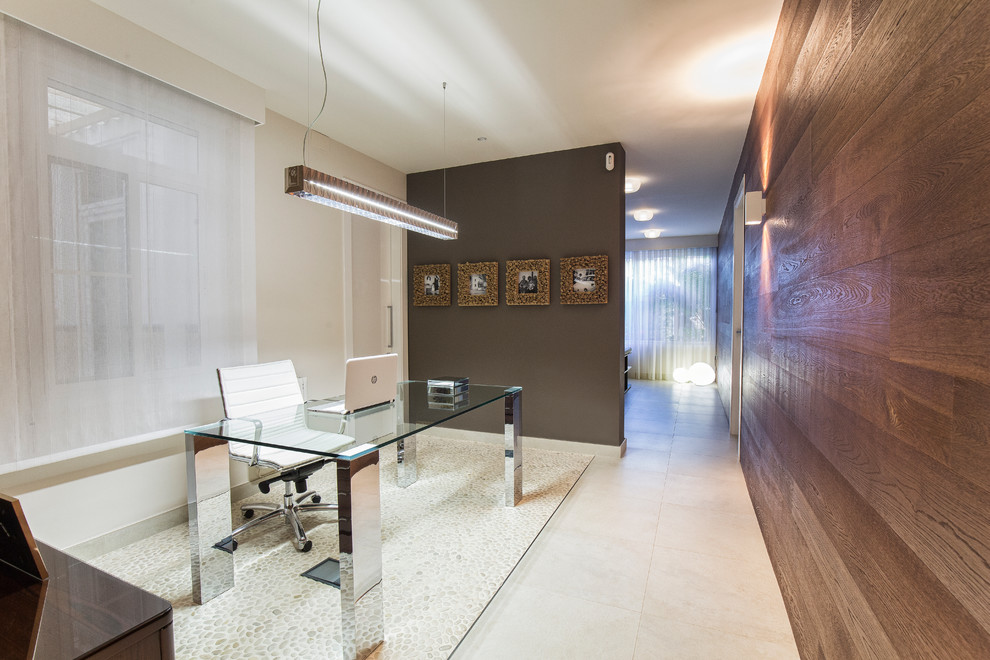 Ispirazione per un ufficio classico di medie dimensioni con nessun camino, scrivania autoportante, pareti multicolore e pavimento bianco