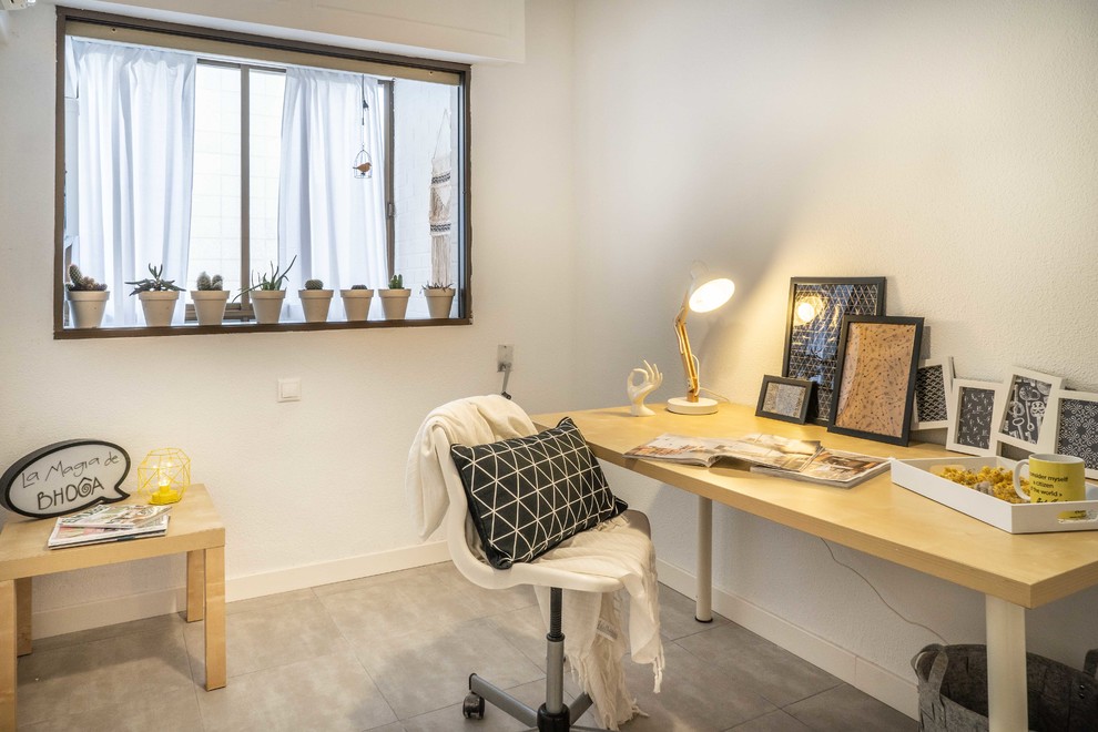 Cette photo montre un bureau scandinave avec un mur blanc, un bureau indépendant et un sol gris.