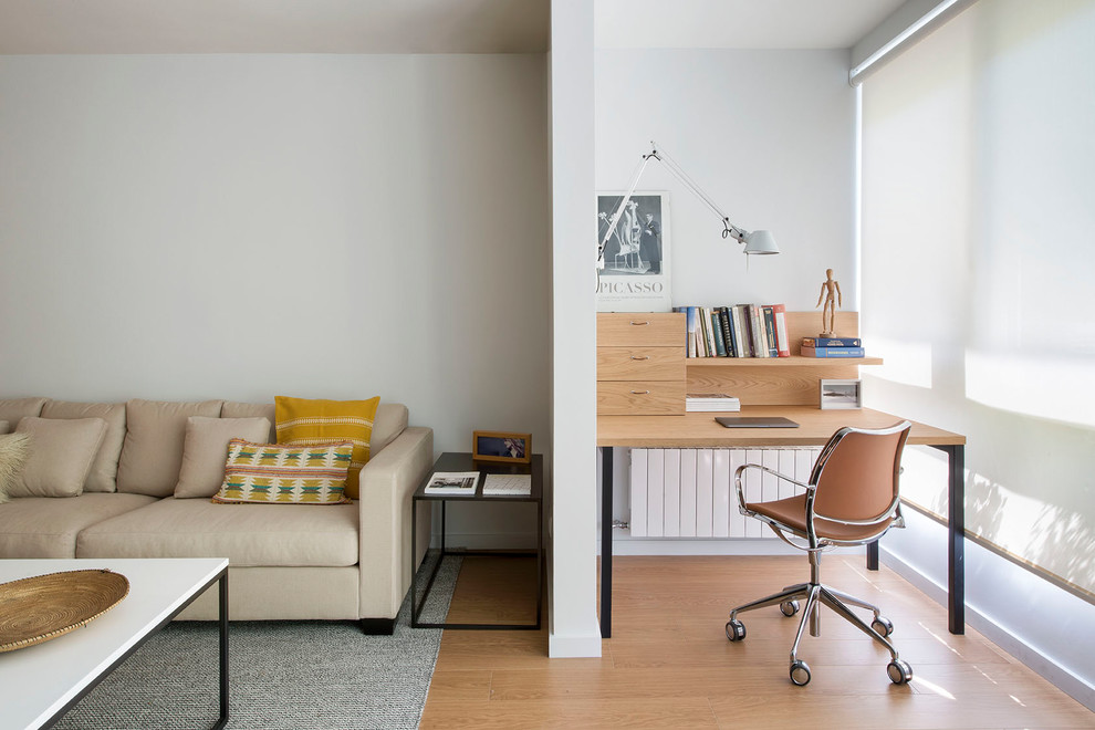 Idées déco pour un bureau scandinave avec un sol en bois brun, un mur blanc et un sol marron.