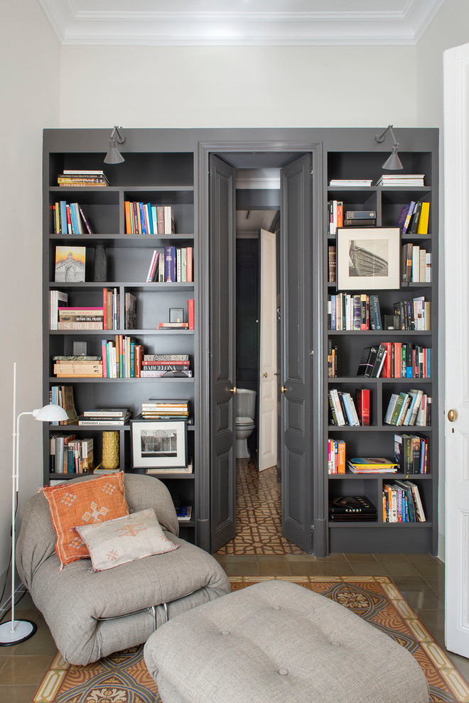 Idee per uno studio chic con libreria, pareti beige e pavimento multicolore