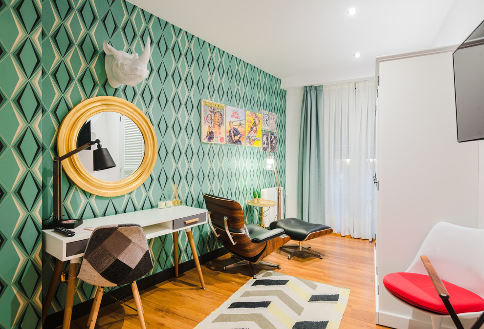 Ejemplo de despacho bohemio de tamaño medio sin chimenea con paredes multicolor, suelo de madera en tonos medios y escritorio independiente