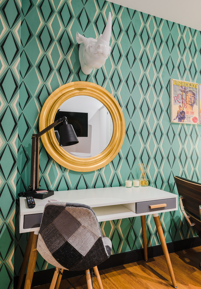 Imagen de despacho bohemio de tamaño medio sin chimenea con paredes multicolor, suelo de madera en tonos medios y escritorio empotrado