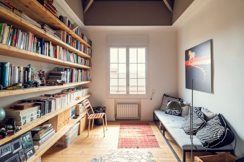 Idéer för medelhavsstil arbetsrum, med ett bibliotek, vita väggar, mellanmörkt trägolv och beiget golv