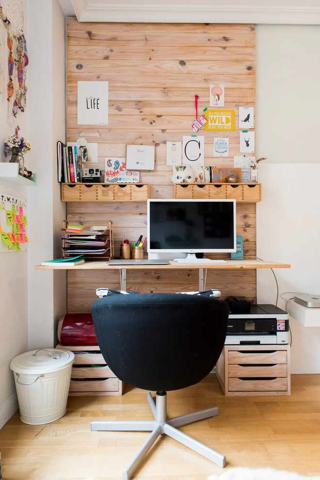 Cette photo montre un petit bureau scandinave avec un mur blanc, un sol en bois brun, aucune cheminée et un bureau intégré.