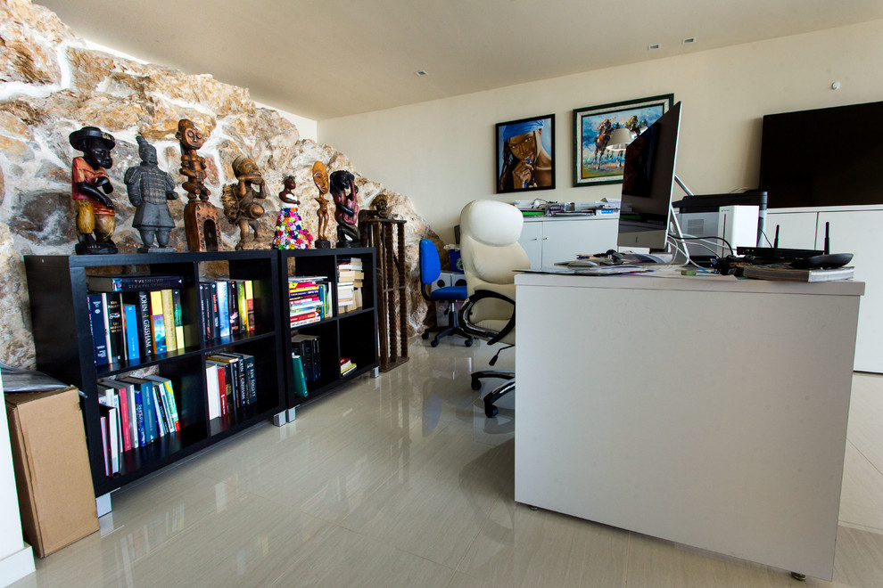 Diseño de despacho tropical pequeño con escritorio independiente