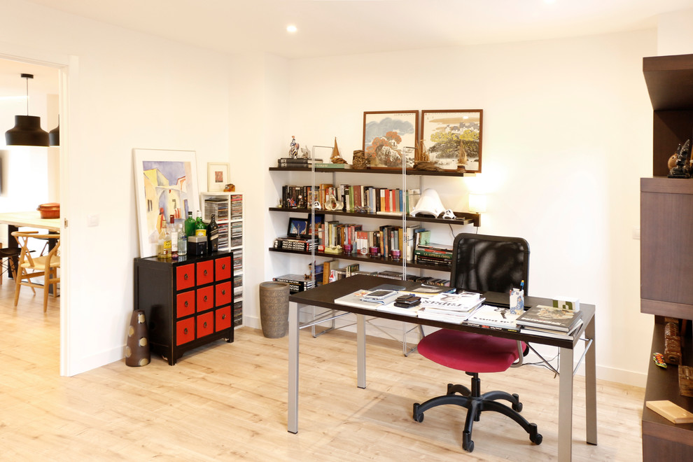 Exempel på ett mellanstort industriellt hemmastudio, med vita väggar, ljust trägolv och ett fristående skrivbord