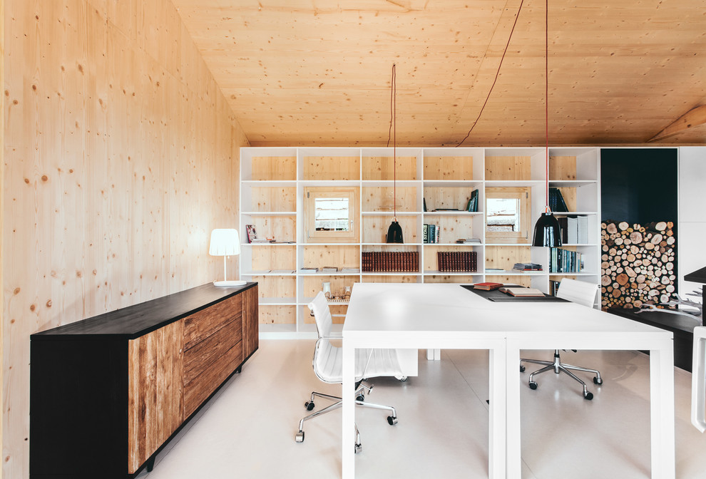 Idée de décoration pour un grand bureau chalet avec un mur marron et un bureau indépendant.