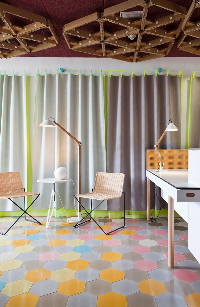 Foto de despacho contemporáneo de tamaño medio sin chimenea con paredes blancas, suelo de baldosas de cerámica y escritorio empotrado