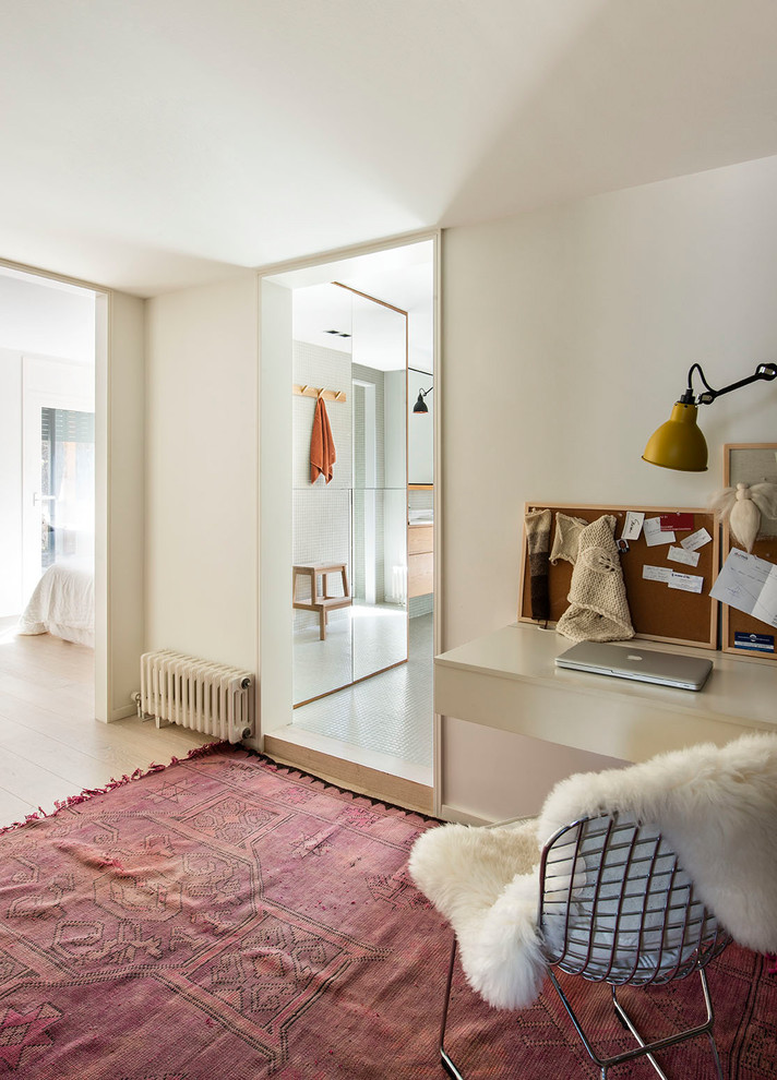 Kleines Modernes Arbeitszimmer mit Arbeitsplatz, weißer Wandfarbe, hellem Holzboden, Einbau-Schreibtisch und weißem Boden in Barcelona