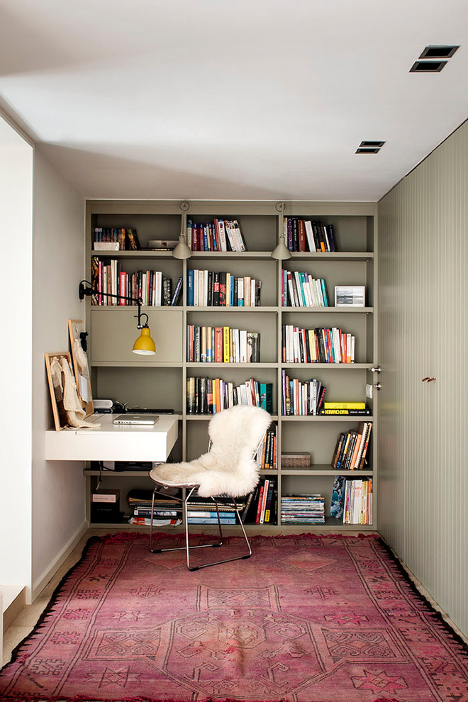 Idéer för små funkis arbetsrum, med ett bibliotek, vita väggar, ljust trägolv, ett inbyggt skrivbord och vitt golv