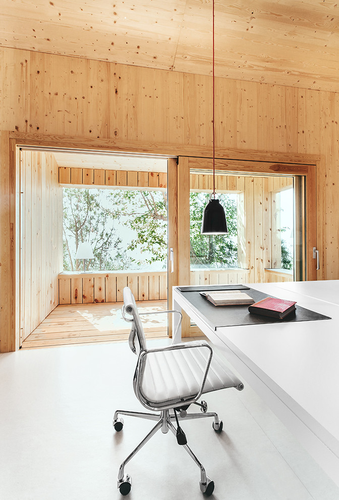 Стильный дизайн: рабочее место среднего размера в скандинавском стиле с отдельно стоящим рабочим столом и коричневыми стенами без камина - последний тренд