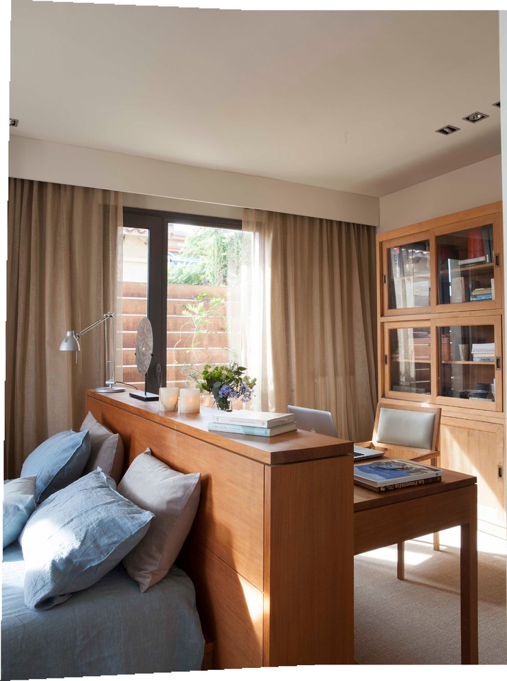 Kleines Mediterranes Arbeitszimmer ohne Kamin mit Arbeitsplatz, beiger Wandfarbe, Teppichboden und Einbau-Schreibtisch in Barcelona