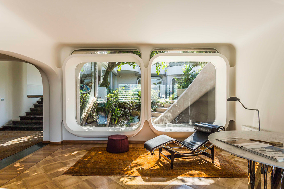 Esempio di un ufficio minimalista con pareti bianche, pavimento in legno massello medio e pavimento marrone