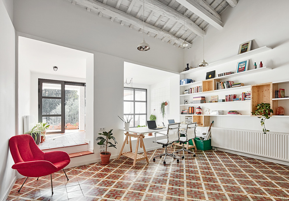 バルセロナにあるお手頃価格の広い北欧スタイルのおしゃれな書斎 (白い壁、セラミックタイルの床、暖炉なし、造り付け机) の写真