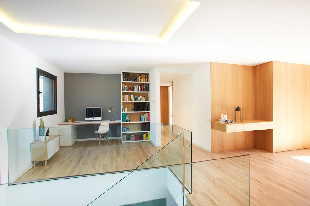 Minimalist home office photo in Barcelona