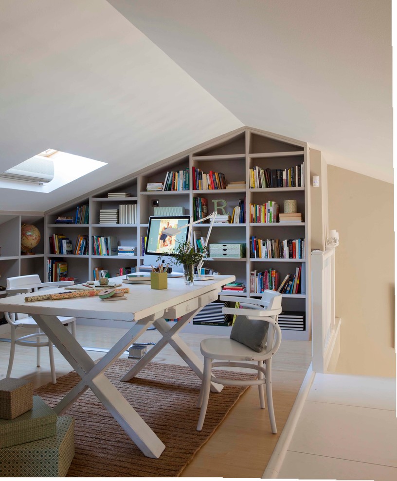 Bild på ett mellanstort shabby chic-inspirerat hemmabibliotek, med vita väggar och ett fristående skrivbord