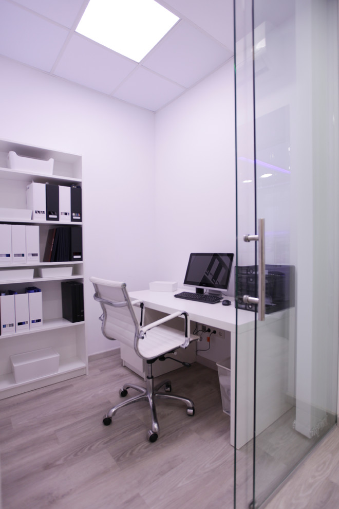 Imagen de despacho tradicional renovado de tamaño medio sin chimenea con paredes blancas y escritorio empotrado